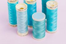 Как читать маркировку ниток: что означают цифры и как подобрать толщину под ткань и шов