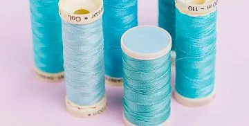 Как читать маркировку ниток: что означают цифры и как подобрать толщину под ткань и шов